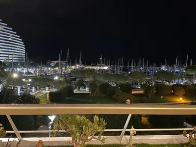Vue générale sur Villeneuve-Loubet ou vue de la ville depuis l'appartement