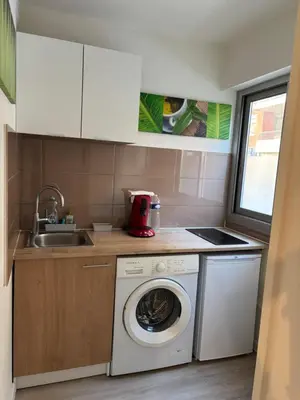 Cuisine ou kitchenette dans l'établissement Centre Golfe Juan Plage et transports à pied, 5 min Cannes