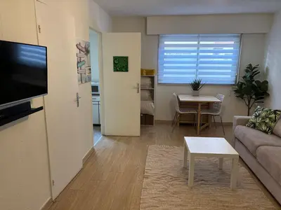 Télévision ou salle de divertissement dans l'établissement Centre Golfe Juan Plage et transports à pied, 5 min Cannes