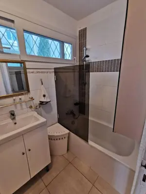 Salle de bains dans l'établissement Juan-les-Pins, superbe studio vue mer grande Terrace cuisine séparée