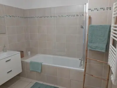 Salle de bains dans l'établissement Cannes Centre-Ville, Clim, WiFi 2-4P