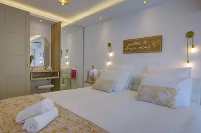 Un ou plusieurs lits dans un hébergement de l'établissement Luxe Azure Escape I Collection