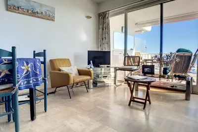 Télévision ou salle de divertissement dans l'établissement Henri Camille Agency - Le Cap - 2 bedrooms Apt sea view
