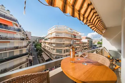 Balcon ou terrasse dans l'établissement Cannes centre derrière le Martinez