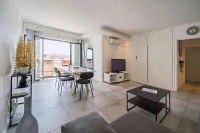 Télévision ou salle de divertissement dans l'établissement Évasion Pointe Croisette, vue mer, plage à une minute