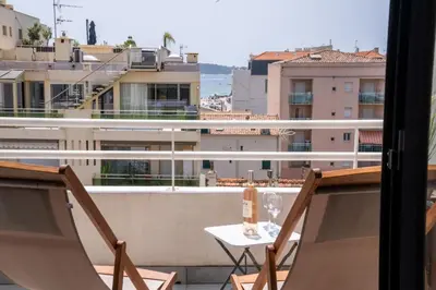 Balcon ou terrasse dans l'établissement Évasion Pointe Croisette, vue mer, plage à une minute