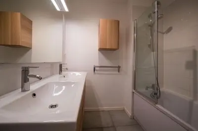 Salle de bains dans l'établissement Évasion Pointe Croisette, vue mer, plage à une minute