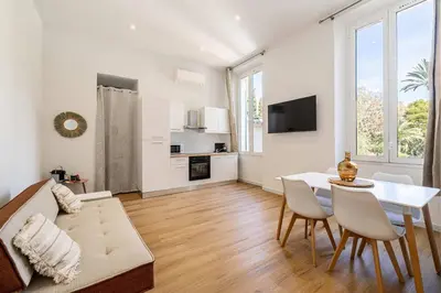 Cuisine ou kitchenette dans l'établissement LE COSY un havre de paix près de la Croisette