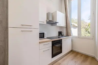 Cuisine ou kitchenette dans l'établissement LE COSY un havre de paix près de la Croisette