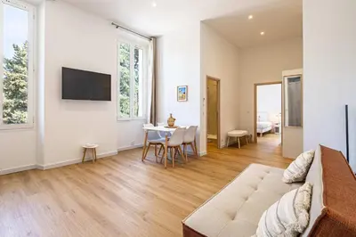 Télévision ou salle de divertissement dans l'établissement LE COSY un havre de paix près de la Croisette