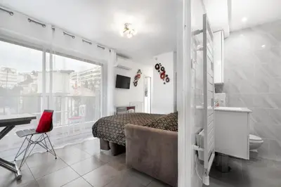 Salle de bains dans l'établissement Charmant Studio - Calme - Croisette & Plage à 7 min