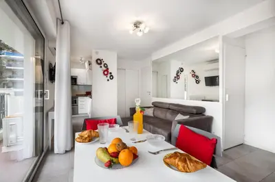 Coin salon dans l'établissement Charmant Studio - Calme - Croisette & Plage à 7 min