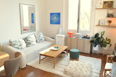 Coin salon dans l'établissement Charming Apartment Cannes City Center and Beaches