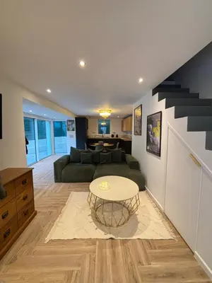 Coin salon dans l'établissement CANNES Maison Design 