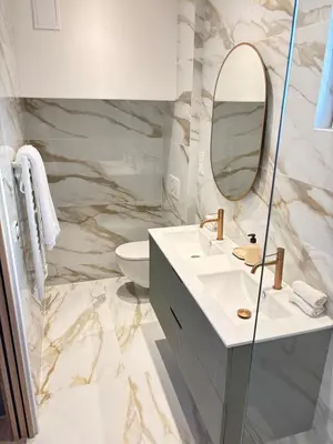 Salle de bains dans l'établissement CANNES Maison Design 