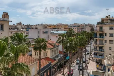 Vue générale sur Antibes ou vue de la ville depuis l'appartement