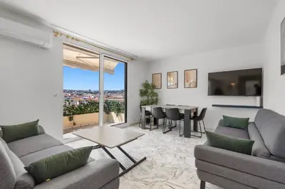 Coin salon dans l'établissement REF 1996 Cannes Croisette - Sea view apartment for rent