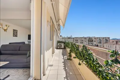 Coin salon dans l'établissement REF 1996 Cannes Croisette - Sea view apartment for rent