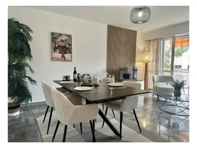 Coin salon dans l'établissement Appartement rénové à Juan les Pins avec parking - FR-1-252-198