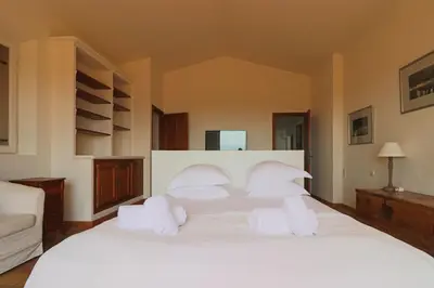 Un ou plusieurs lits dans un hébergement de l'établissement Magnifique Villa Provençal avec Piscine et Vue Mer