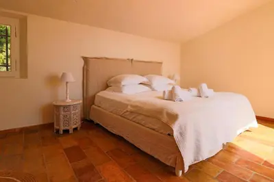 Un ou plusieurs lits dans un hébergement de l'établissement Magnifique Villa Provençal avec Piscine et Vue Mer