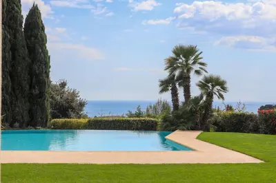 Piscine de l'établissement Magnifique Villa Provençal avec Piscine et Vue Mer ou située à proximité