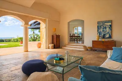 Coin salon dans l'établissement Magnifique Villa Provençal avec Piscine et Vue Mer