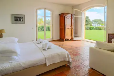 Un ou plusieurs lits dans un hébergement de l'établissement Magnifique Villa Provençal avec Piscine et Vue Mer