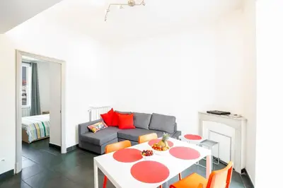 Coin salon dans l'établissement Bright and modern 2 BR in the heart of Antibes!