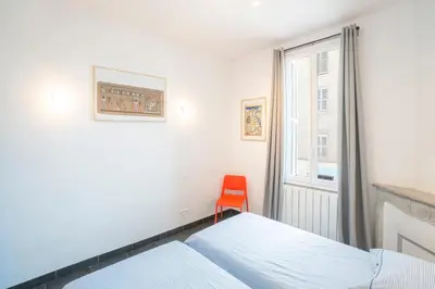 Un ou plusieurs lits dans un hébergement de l'établissement Bright and modern 2 BR in the heart of Antibes!