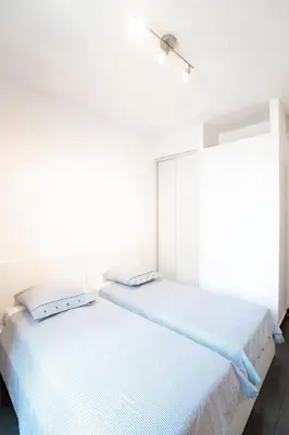 Un ou plusieurs lits dans un hébergement de l'établissement Bright and modern 2 BR in the heart of Antibes!