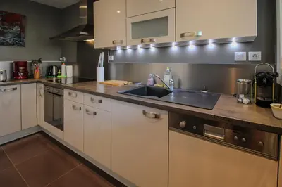 Cuisine ou kitchenette dans l'établissement CHENES Lumineux Vue Mer Clim Confort Terrasses Parking