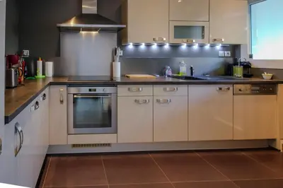 Cuisine ou kitchenette dans l'établissement CHENES Lumineux Vue Mer Clim Confort Terrasses Parking