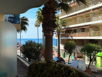 Vue générale sur la mer ou vue sur la mer prise depuis l'appartement