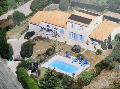 Piscine de l'établissement Mas Provencal 8 pers, air-conditioned private pool ou située à proximité