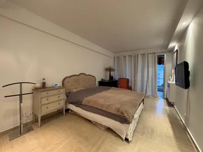 Un ou plusieurs lits dans un hébergement de l'établissement 90 m2 Palm Beach apartment with 2 balconies Very stylish and central