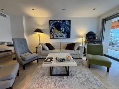 Coin salon dans l'établissement 90 m2 Palm Beach apartment with 2 balconies Very stylish and central