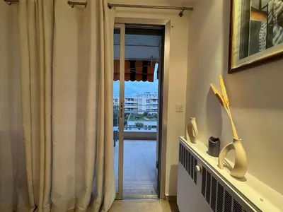 Plan de l'établissement 90 m2 Palm Beach apartment with 2 balconies Very stylish and central