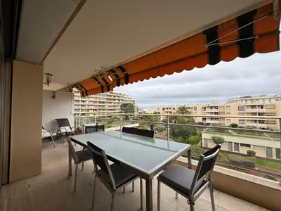 Balcon ou terrasse dans l'établissement 90 m2 Palm Beach apartment with 2 balconies Very stylish and central