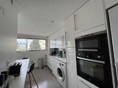 Cuisine ou kitchenette dans l'établissement 90 m2 Palm Beach apartment with 2 balconies Very stylish and central