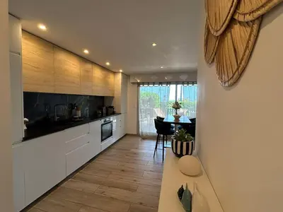 Cuisine ou kitchenette dans l'établissement Villeneuve Loubet - Proximité Marina Baie des Anges - Front de Mer - Parking privé