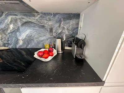 Cuisine ou kitchenette dans l'établissement Villeneuve Loubet - Proximité Marina Baie des Anges - Front de Mer - Parking privé