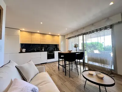Cuisine ou kitchenette dans l'établissement Villeneuve Loubet - Proximité Marina Baie des Anges - Front de Mer - Parking privé