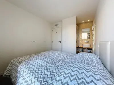 Un ou plusieurs lits dans un hébergement de l'établissement Cozy 2-bedroom apartment with terrace, sea view and parking in Cannes