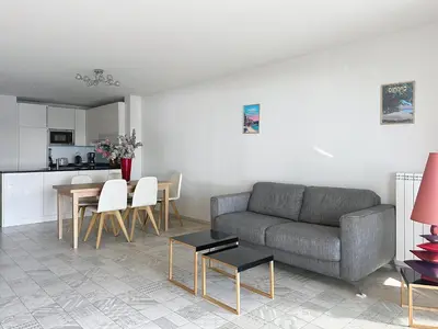 Cuisine ou kitchenette dans l'établissement Cozy 2-bedroom apartment with terrace, sea view and parking in Cannes
