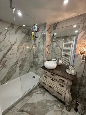 Salle de bains dans l'établissement vue mer