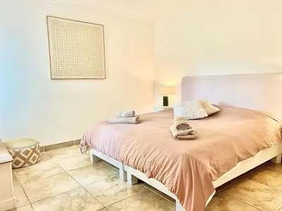 Un ou plusieurs lits dans un hébergement de l'établissement Luxurious 2-bedroom Pointe Croisette, Sea view, private parking