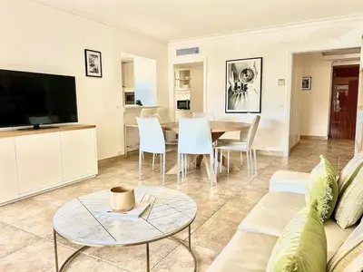 Télévision ou salle de divertissement dans l'établissement Luxurious 2-bedroom Pointe Croisette, Sea view, private parking