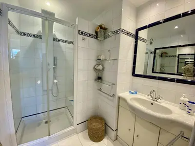 Salle de bains dans l'établissement Cannes - Latour-Maubourg - 2 P rénové tout confort