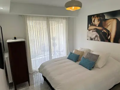 Un ou plusieurs lits dans un hébergement de l'établissement Cannes Centre Mimosas 1 chambre Salon